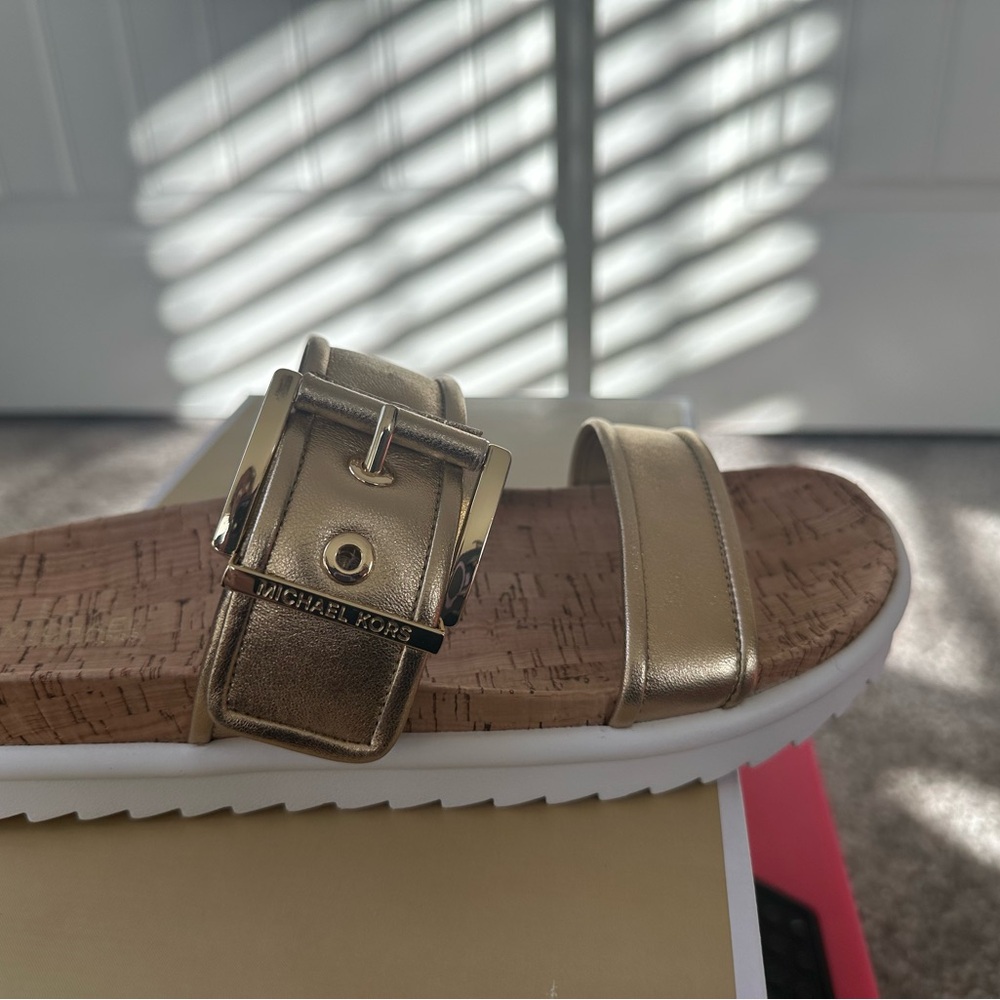 Michael Kors Gold Colby Slide
Never worn - Picture 2 of 5